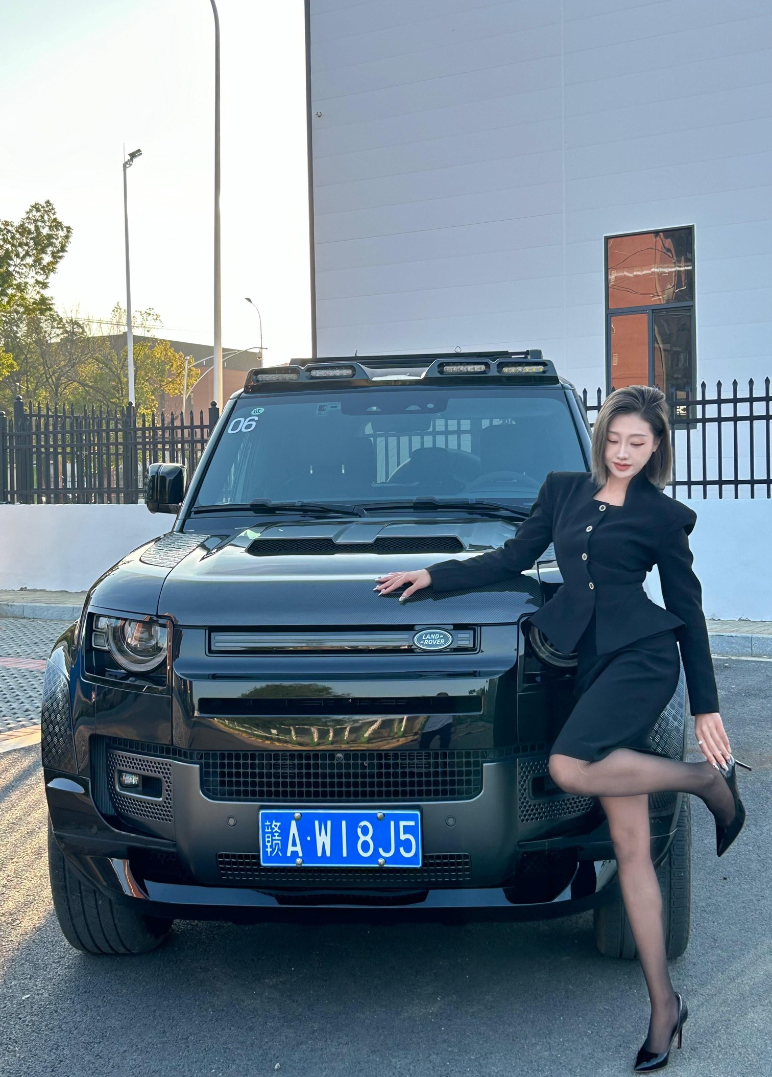 卫士110 4.4T V8 OCTA BLACK展示图2
