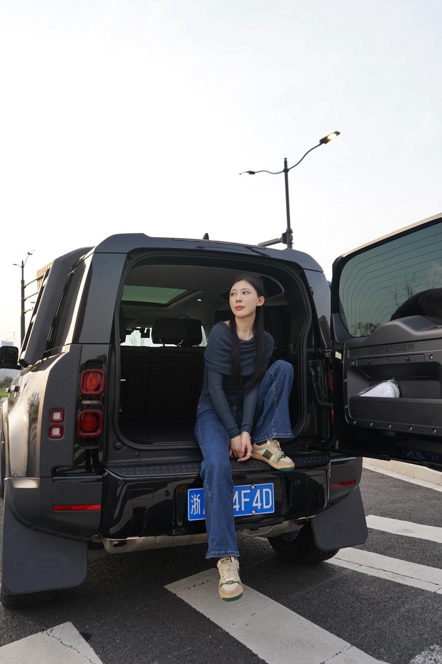 卫士110 4.4T V8 OCTA BLACK展示图1