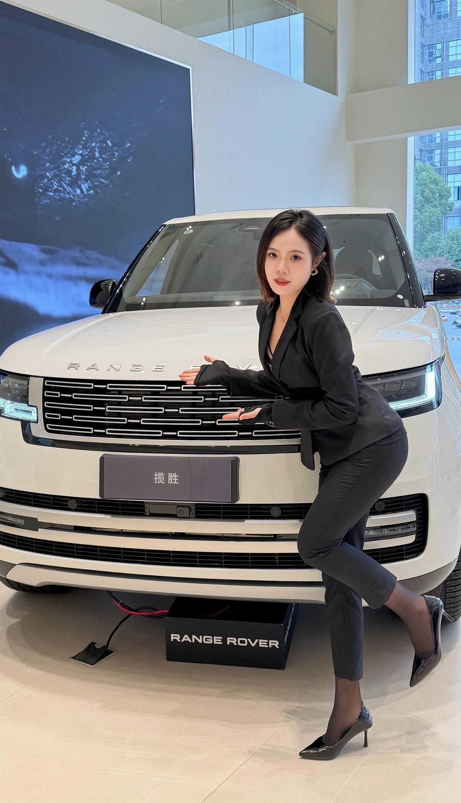 揽胜运动400PS DYNAMIC SE展示图3